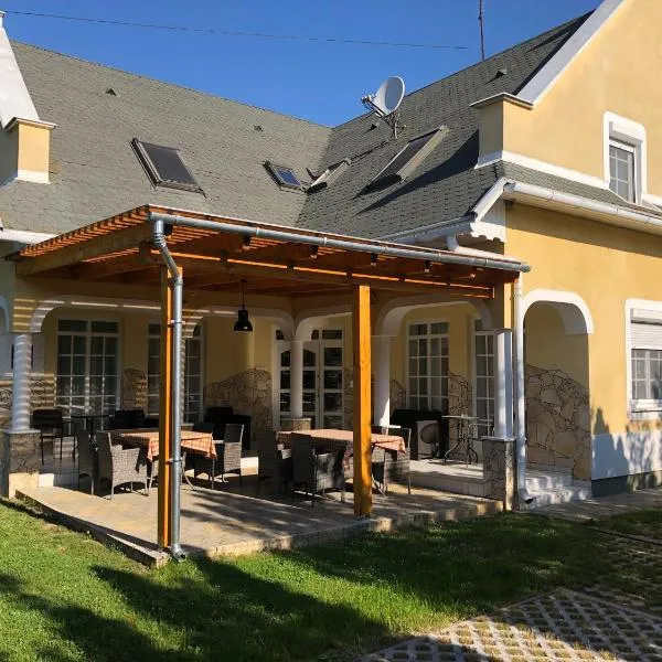 Pacsirta Apartman، فندق في لينتي