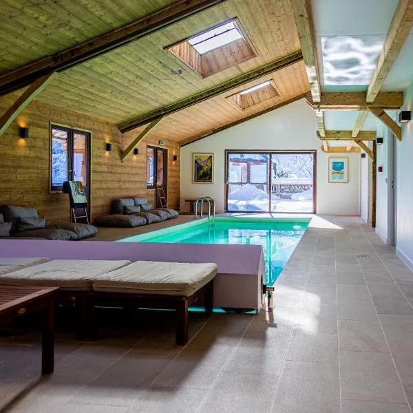 Grand chalet convivial avec sa piscine intérieure, מלון בSaint-Ferréol
