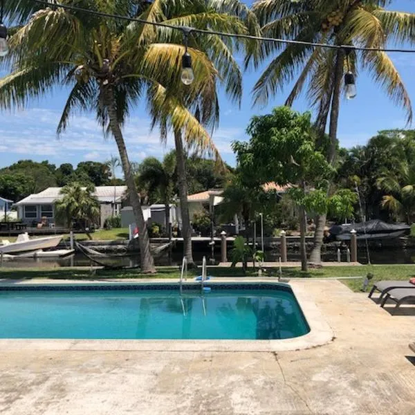 Modern Spanish Villa- Pool- By River-Tropical !!!, ξενοδοχείο σε Fort Lauderdale