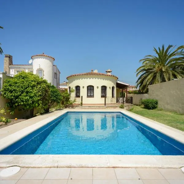 Casa Fluvia, hotel v destinaci Empuriabrava