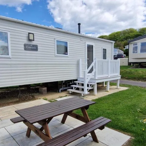 2021 2 Bedroom Deluxe Caravan Sleeps 6 with WI-FI, hotel a Wyke Regis