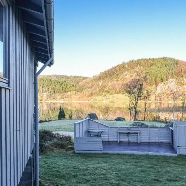 3 Bedroom Lovely Home In Helvik, hotel en Hellvik