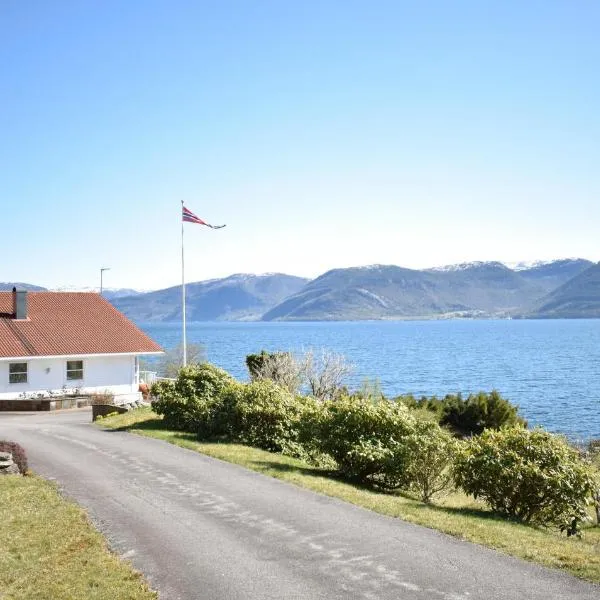Pet Friendly Home In Lavik With House Sea View, hotel en Smilden