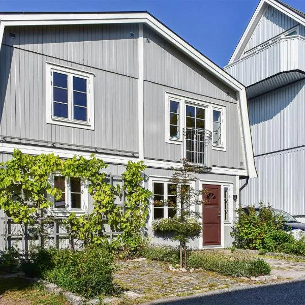 Cozy Home In Karlskrona With Kitchen, hotel v destinaci Karlskrona