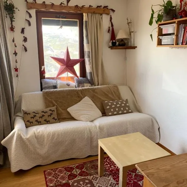 APPARTEMENT COSY ET ENSOLEILLÉ REBERTY 2000 VUE MONTAGNE – hotel w mieście Levassaix