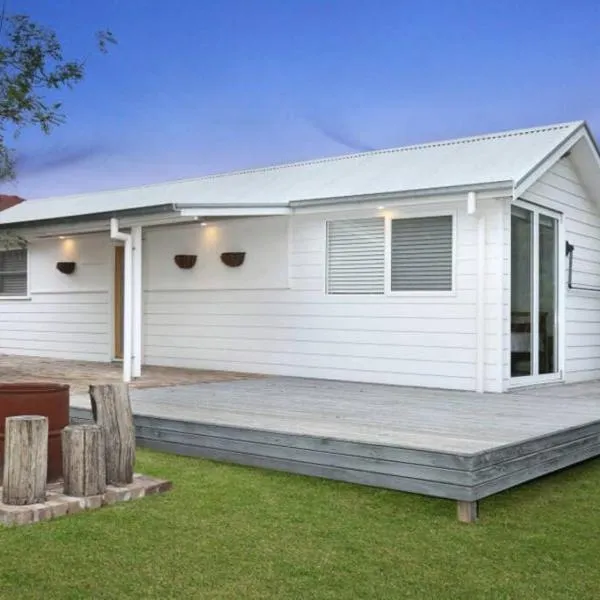 Adorable 1 bedroom guesthouse with firepit, hotel en Dapto