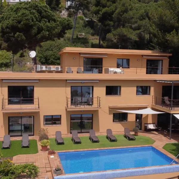 VILLA LA CALA with swimming pool & sea view, 10 min walk from the sea, hotel v destinácii Blanes