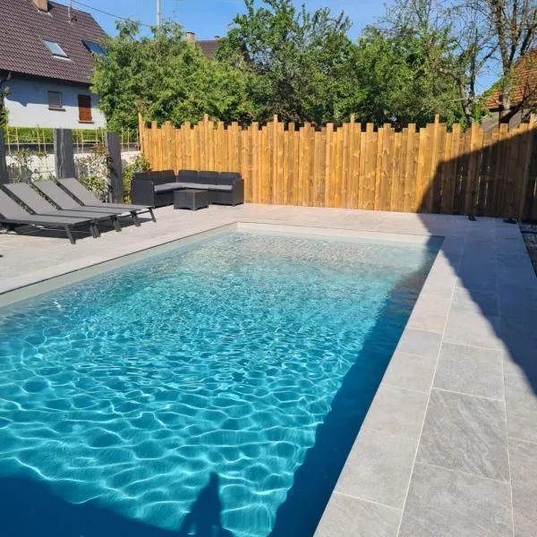 Logement privé dans une Villa avec piscine, хотел в Roeschwoog