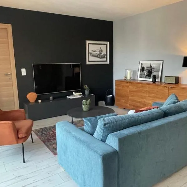 Spacious and Stylish One-Bedroom Apartment on Place de Gaulle Antibes、アンティーブのホテル