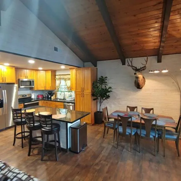 Mountain Cabin near Yosemite, hotel v destinaci Groveland