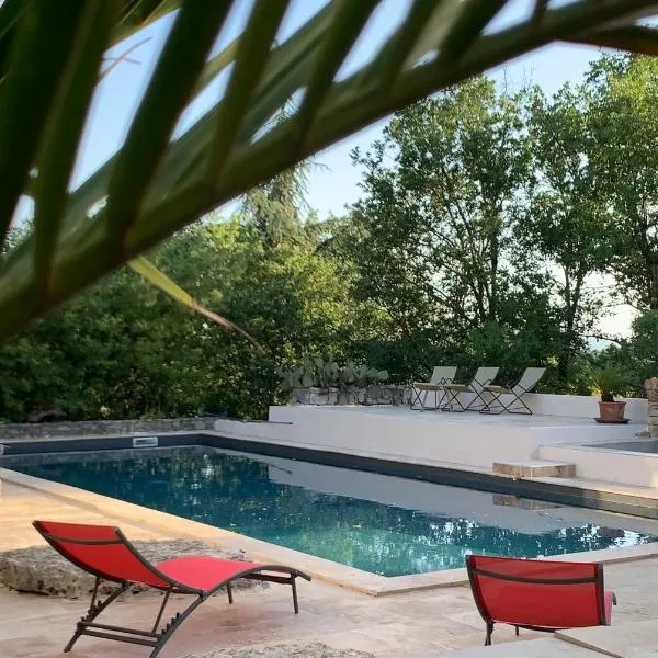 Gîte avec piscine privée au coeur d'une forêt de chênes proche de Vallon Pont d'Arc、Saint Alban Auriollesのホテル