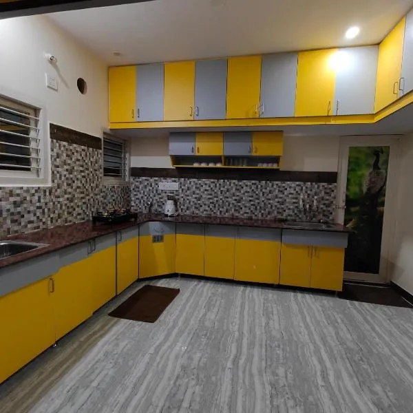 Yellow House, hotel in Mysore
