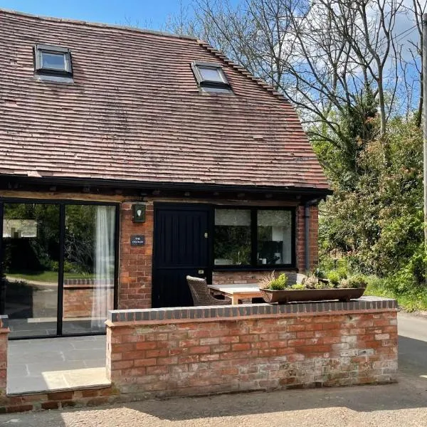 Elegant peaceful barn in rural village setting close to Stratford upon Avon, hotel in Stratford-upon-Avon