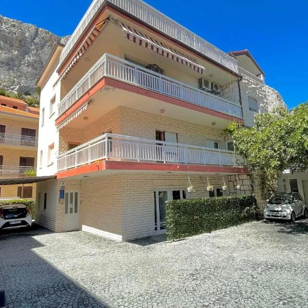 Apartments Neven, מלון בSrijane