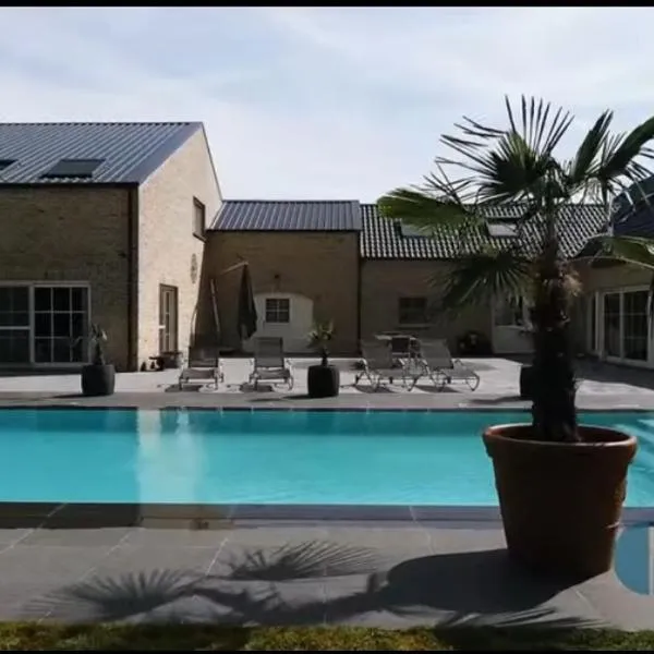 Susberg 3 luxe verblijf met zwembad en sauna, hotell i Neerpelt