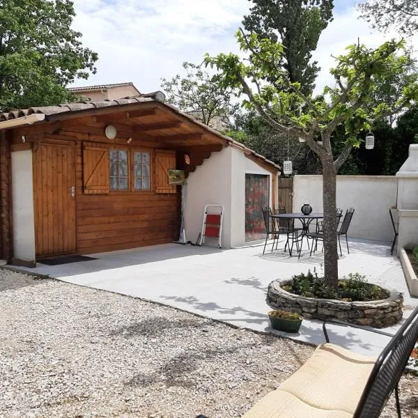 Chalet au pied du Mont Ventoux, hotel en Mormoiron