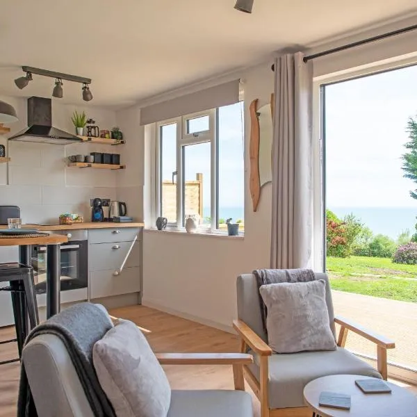 The Jolly Lodge-Sea Views-Free Parking, hotel in Lyme Regis