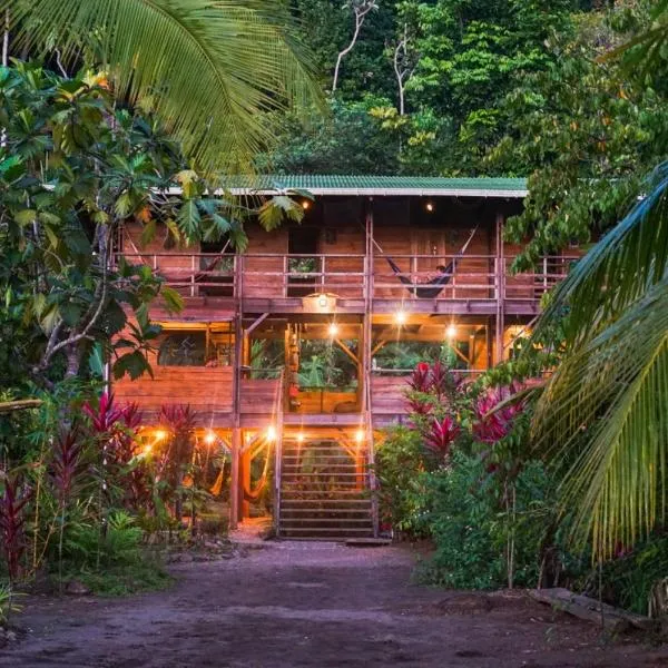 The Pelican House Hostel、El Valleのホテル