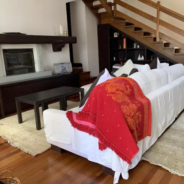 Near Como, charming apartment with fireplace, hotel v destinaci Grandate