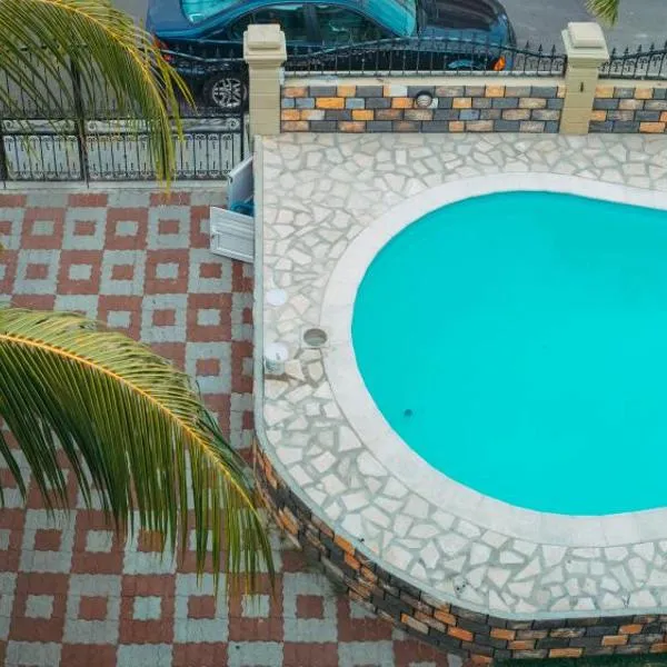 Rs villa 2 share apartment 100 mts to the beach and bus stop, hotel v destinaci Flic-en-Flac