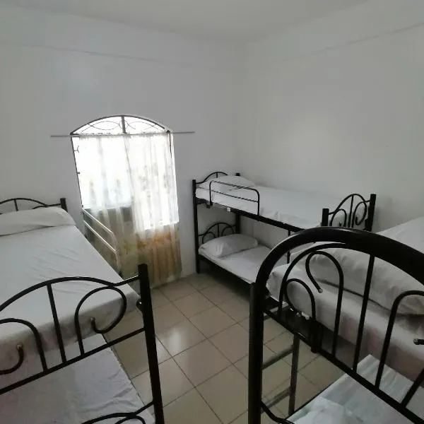 Two-Hearts Dormitory, hotell i Calasiao