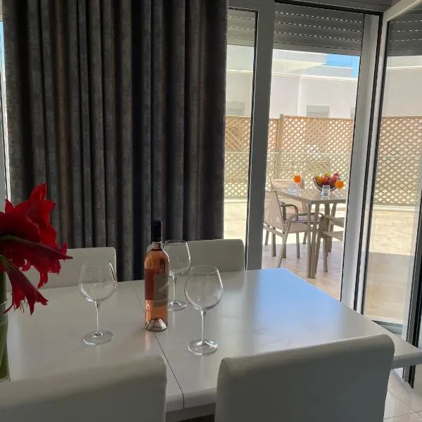 Luxury Sea View Apartaments, hotel in Sarandë
