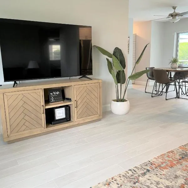 Beautiful Modern Home in Jensen Beach with Heated Pool Near Downtown and Beaches, hotel in Jensen Beach