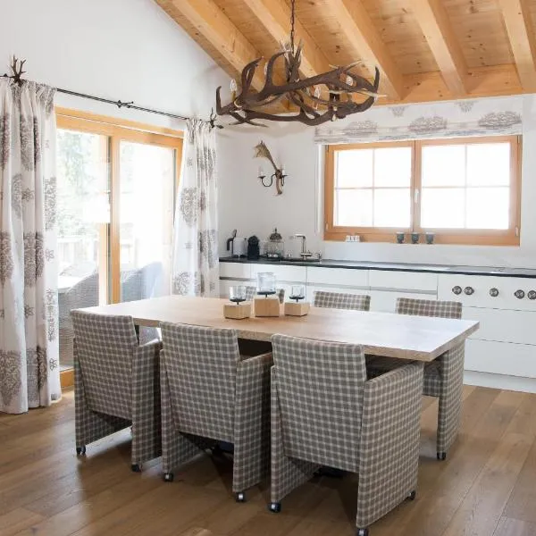 Alpine chic apartment at Rothorn cable car, hotell i Valbella