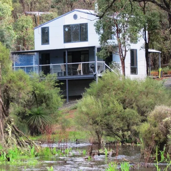 Hidden Grove Retreat, מלון בMummballup