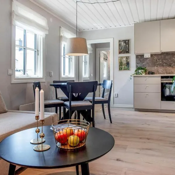 Nyrenoverat gårdshus på havstomt med hög standard, hotel in Örnsköldsvik