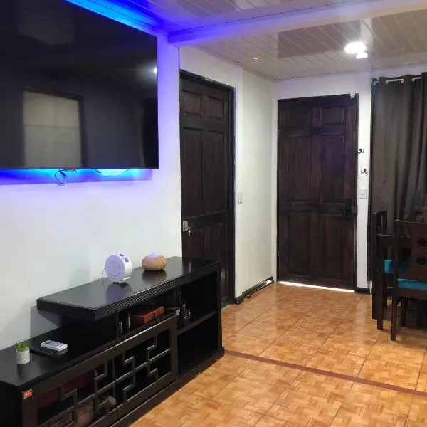 Comodo Departamento full equipado con cocina, TV 80p, wifi 150mbs, etc, hótel í Paquera