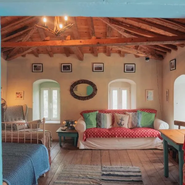 Vintage Stone-built Country Cottage in Richea, hotel in Koulouraíika