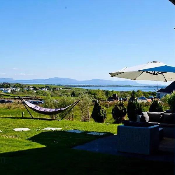 Bruckless에 위치한 호텔 Luxury Wild Atlantic Way accommodation with sea views and free wifi
