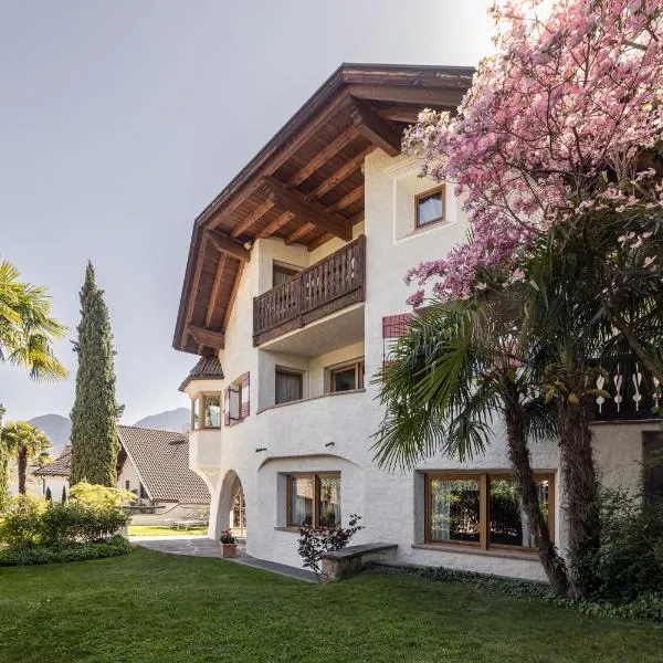 Die Villa bei Meran, hótel í Marlengo