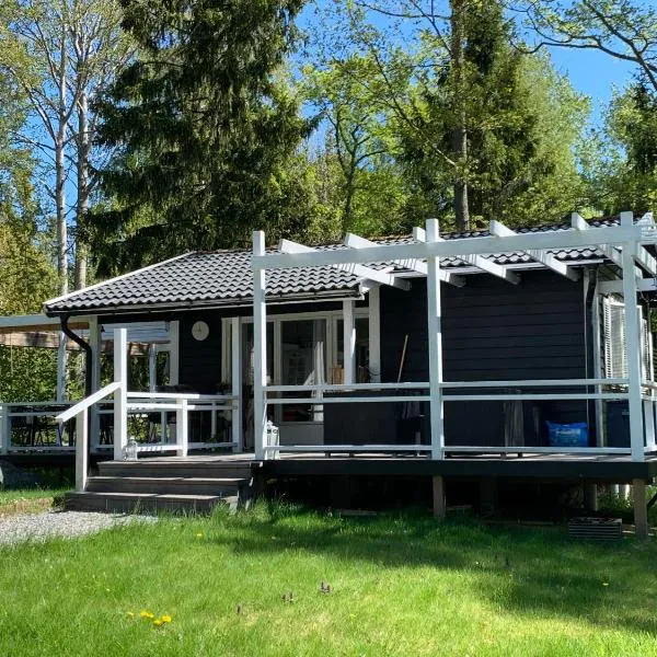 Cozy cottage near the sea, hotel v destinaci Tjustvik