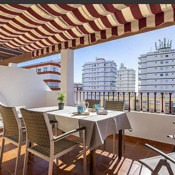 Ático con vistas cerca del mar - Penthouse - parking - terraza, hotel a Torre del Mar