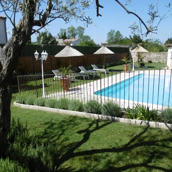 Les chambres d'hôtes d'Eloïse, piscine privée – hotel w mieście Vallabrègues