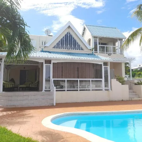 Charmante villa avec piscine proche plage, hotel v destinaci Flic-en-Flac