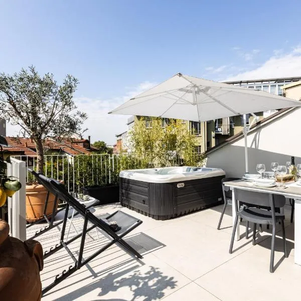 *Villa Olivo*with private terrace & Jacuzzi + 3bedrooms โรงแรมในมิลาน