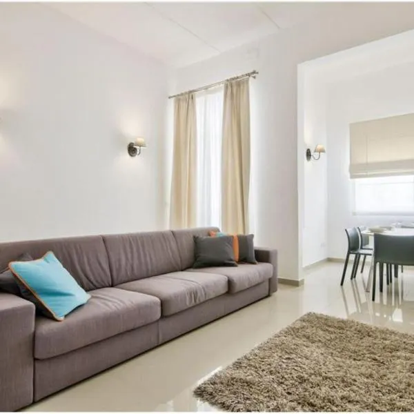 Four Bedroom Typical Maltese Townhouse - One Minute Away From The Seafront, hotel v destinaci Sliema