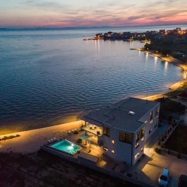 Jimmys Beach - direkt am Meer, tollem Blick und beheiztem Pool, hotel u gradu Privlaka