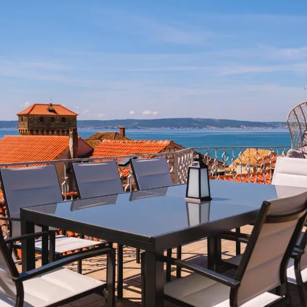 Aryjina kuća, mountain & seaview duplex - rooftop terrace, hotel i Kaštela
