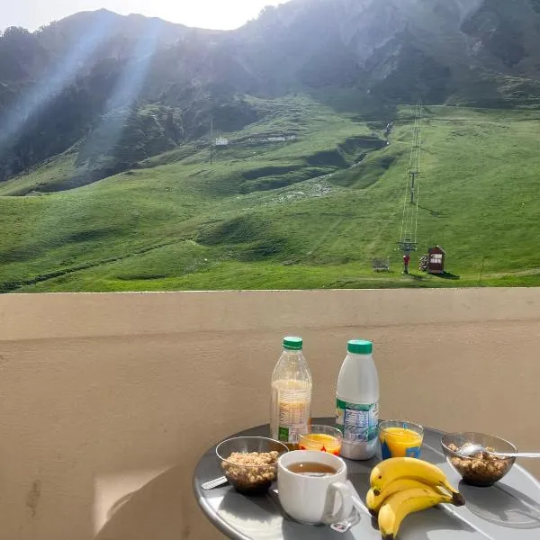 Appt chaleureux 2 - 4 personnes au pied des pistes - draps et linges de toilette non fournis - ménage non inclus, hotel v destinácii La Mongie