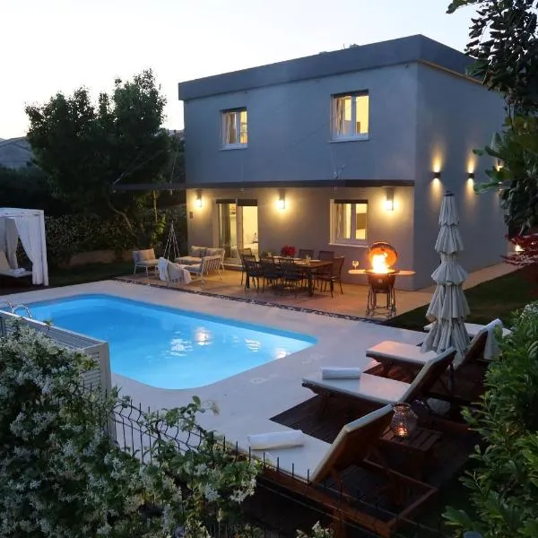 The Cube, Luxury Villa with private pool, hotel i Kaštela