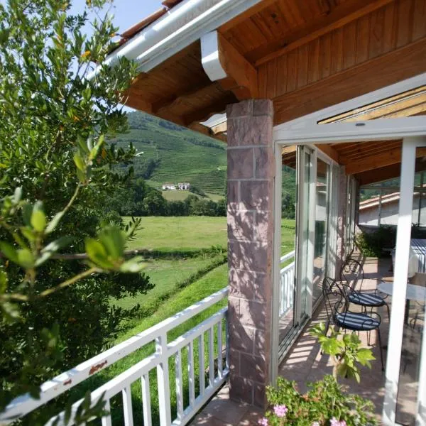 DOMAINE MOURGUY Chambres d'Hôtes chez le vigneron, hotell sihtkohas Ispoure