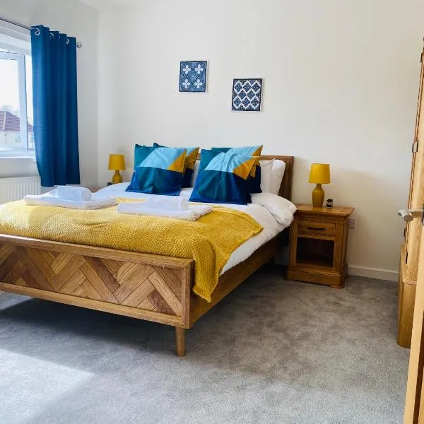 Modern family home with driveway parking, hotel in Cardiff