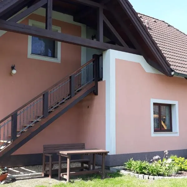 Ubytování u rybníka Svět, hotel in Domanín