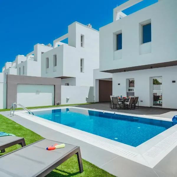 Stay in Style in Modern 3 Bedroom Villas Near Nissi Beach & Square, hotel Ajía Nápában