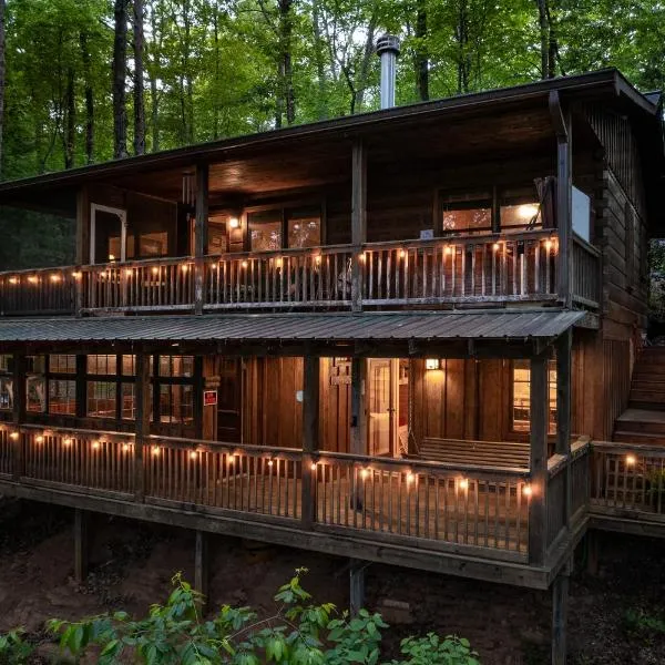 Secluded Sunrise Ridge-10 Min From Blue Ridge, King Beds, Hot Tub, 2 Porches, Fireplace Wood Burning, Mountain View, Cozy, hotel v destinaci Blue Ridge