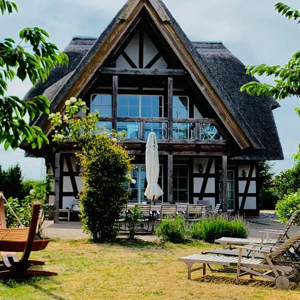 Landhaus am Achterwasser mit Bootssteg、Grüssowのホテル